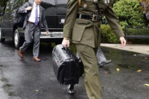 BĂTAIE pe VALIZA NUCLEARĂ a lui Trump între AGENȚII americani şi chinezi 