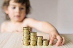 Guvernul va emite o ordonanţă care să ”refacă” indemnizaţiile mamelor pentru creşterea copiilor