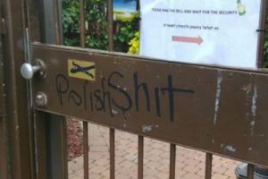 SVASTICĂ pe poarta Ambasadei Poloniei din ISRAEL. Disputa continuă