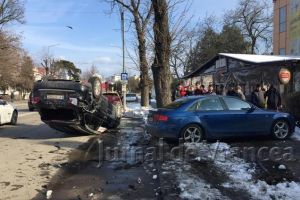 FOTO-ULTIMĂ ORĂ: Accident grav pe Bulevardul Gării! Un Porsche a lovit două maşini parcate şi s-a răsturnat