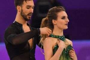  Moment SPECTACULOS la Jocurile Olimpice. Rochia i s-a DESPRINS şi a rămas cu SÂNII pe AFARĂ - Galerie Foto 