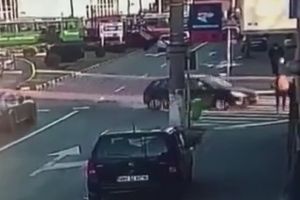 VIDEO ȘOCANT: Un orădean a ajuns la spital, după ce a fost izbit de o maşină pe trecerea de pietoni