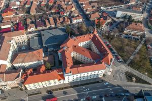 Magistraţii Curţii de Apel Alba Iulia nu îşi desfăşoară activitatea în condiţii optime din cauza spaţiului. CJ şi Prefectura vor fi nevoite să elibereze clădirea