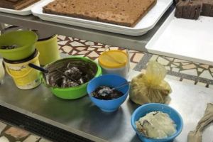 Două laboratoare de prăjituri şi produse de patiserie, inchise de OPC Constanţa. Ouă murdare, eclere stricate, ustensile ruginite