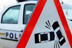 Dublu ghinion pentru o şoferiţă: a tamponat două maşini la ora 8 dimineaţa, iar poliţiştii au constatat că e băută!