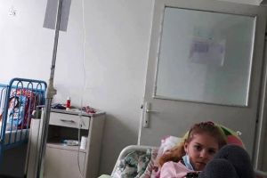 Cum se mai simte Denisa, fetiţa care supravieţuieşte datorită unui lapte praf special, dar foarte scump