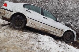 FOTO Maşină răsturnată pe Dealul Dăii – Șofer băut şi fără permis