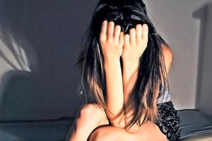 Fetiţă din Vâlcea, însărcinată la 12 ani, operată prin cezariană. Fătul nu a supravieţuit