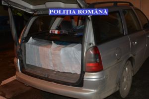 Masina burdusita cu tigari de contrabanda, oprita de politistii de la Rutiera pe o strada din Timisoara