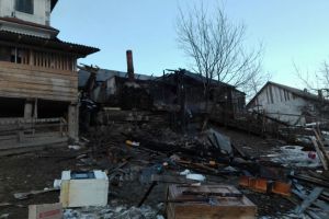 O bucătărie de vară a ars la Ilva Mică. Un bărbat a ajuns la spital (FOTO)