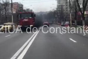 Autospeciala a pompierilor invaluita de un fum negru pe bulevardul Tomis din Constanta (galerie foto)