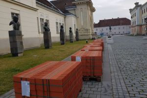 FOTO. Țiglă din Ungaria, adusă pentru reabilitarea Sălii Unirii din Alba Iulia. Lucrările au început, iar investiţia se ridică la două milioane de euro