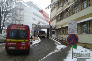 Două persoane au ajuns la spital după ce au fost cuprinse de flăcări
