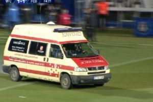 PANICĂ pe teren! Un mijlocaş ȘI-A PIERDUT CUNOȘTINȚA în timpul meciului. Medicii au intervenit DE URGENȚĂ