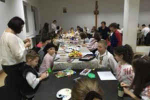 La Covasna, tradiţia românească este „pe mâini bune”: persoane de toate vârstele s-au strâns vineri, la şezătoare