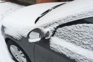 VIDEO Cel puţin 7 maşini vandalizate pe Strada 13 Decembrie