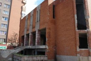 Primăria Hunedoarei îşi continuă lupta cu proprietarii de clădiri părăsite. 25.000 de lei amendă pentru fostul cinematograf „Modern”