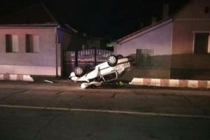 Accident cumplit în localitatea Cristian, produs de un tânăr fără permis şi băut (Foto)