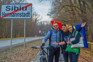 Trei studenţi din Sibiu vor să plece în aventura vieţii. Au nevoie de votul tău