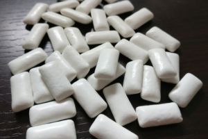 Folosiţi des guma de mestecat? Avertismentul dur făcut de medici