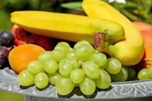 Atenţie la fructele şi legumele din import care arată perfect