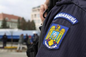 Femeie tâlhărită de un individ în curtea unui locaş de cult