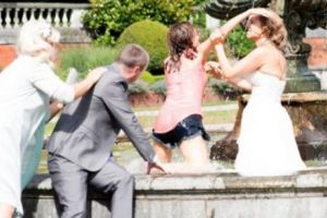 O PREZENTATOARE TV a fost BĂTUTĂ fără milă chiar la NUNTA prietenei ei. Nu a avut NICIO ȘANSĂ - VIDEO TERIFIANT