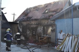 Trupul unei femei a fost găsit carbonizat în urma unui incendiu izbucnit la un atelier de tapiţerie auto