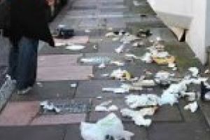 Mai multe persoane au fost amendate ca au aruncat deseuri menajere pe domeniul public