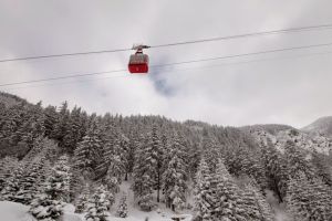 Vântul puternic a oprit telecabina de la Bâlea
