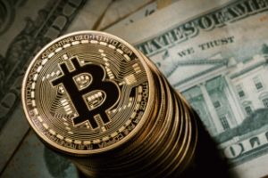Bitcoin a trecut din nou de 11.000 de dolari