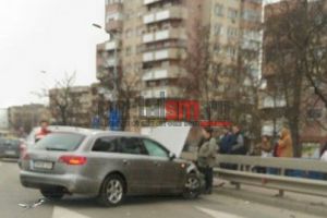 FOTO. Accident pe podul Golescu. Impact între două maşini