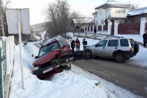 Accident între două autoturisme de teren, la Dărmăneşti