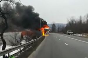 Un TIR încărcat cu baloţi de hârtie a luat foc pe DN1, la urcarea pe Piatra Craiului: Focul s-a extins şi la o casă (VIDEO)