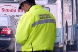 Au condus fără permis şi au dat nas în nas cu poliţiştii
