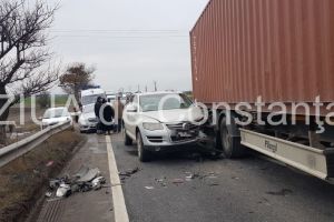 Imagini de la eveniment. Accident rutier pe DN 3 Valu lui Traian - Constanta. Doua masini implicate. O persoana a fost ranita