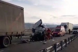 FOTO: Două accidente pe Autostrada A1 Sibiu-Sebeş, în zona Aciliu. Traficul rutier se desfăşoară cu dificultate