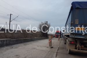 Trafic ingreunat de la iesirea de pe Autostrada Soarelui pana la intrarea in Poarta 7 a Portului Constanta. Coloanele de tiruri se intind pe mai bine de 4 km
