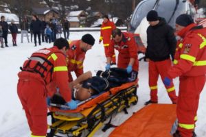 Tânăr căzut de pe stâlp la Măgura Ilvei, dus cu elicopterul SMURD la Tg. Mureş (FOTO)