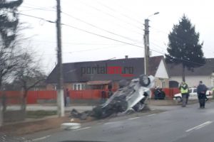 FOTO. S-a dat cu maşina peste cap şi a distrus-o. A scăpat ca prin miracol!