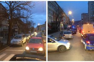 FOTO ȘTIREA TA: Strada Vasile Goldiş din Alba Iulia, blocată marţi seara mai bine de 15 minute, pentru ridicarea unei maşini