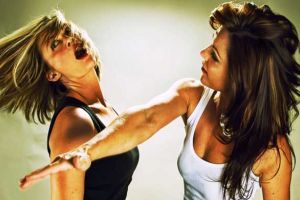 Păruială între fete, în faţa unui liceu din Satu Mare, terminată cu declaraţii la Poliţie