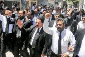 Împuşcături într-un tribunal. Doi avocaţi au fost ucişi de un coleg de breaslă