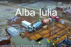 VIDEO. Holzindustrie Schweighofer România asigură întregul material lemnos pentru construcţia Centrului Pediatric de Recuperare de la Alba Iulia