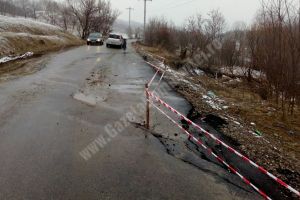DJ 710 a luat-o la vale din cauza alunecărilor de teren şi a eroziunii malurilor pârâului Bizdidel