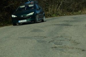 Pe drumul spre Cinciş, doar întreţinere curentă până în 2020. Reabilitarea drumului spre cea mai frumoasă zonă de agrement estival din judeţ naşte dispute administrative