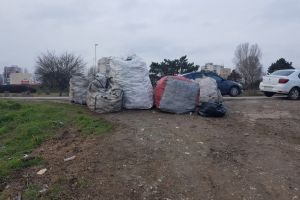 PAtru minori depistati de politistii locali din Constanta in timp ce carau saci cu peturi adunate din gunoaie