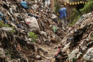 „MUNȚII” de GUNOAIE le-au ÎNGROPAT CASELE. Peste 15 persoane au MURIT SUFOCATE în MIZERIE - FOTO