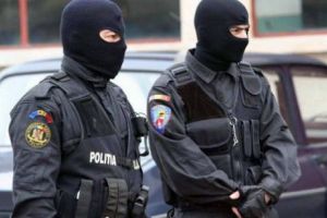 Ce DESPĂGUBIRI se plătesc în America când POLIŢIA intră din GREŞEALĂ peste oameni în CASĂ