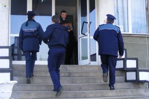 Pentru ce fapte au deschis poliţiştii anchete în şcoli